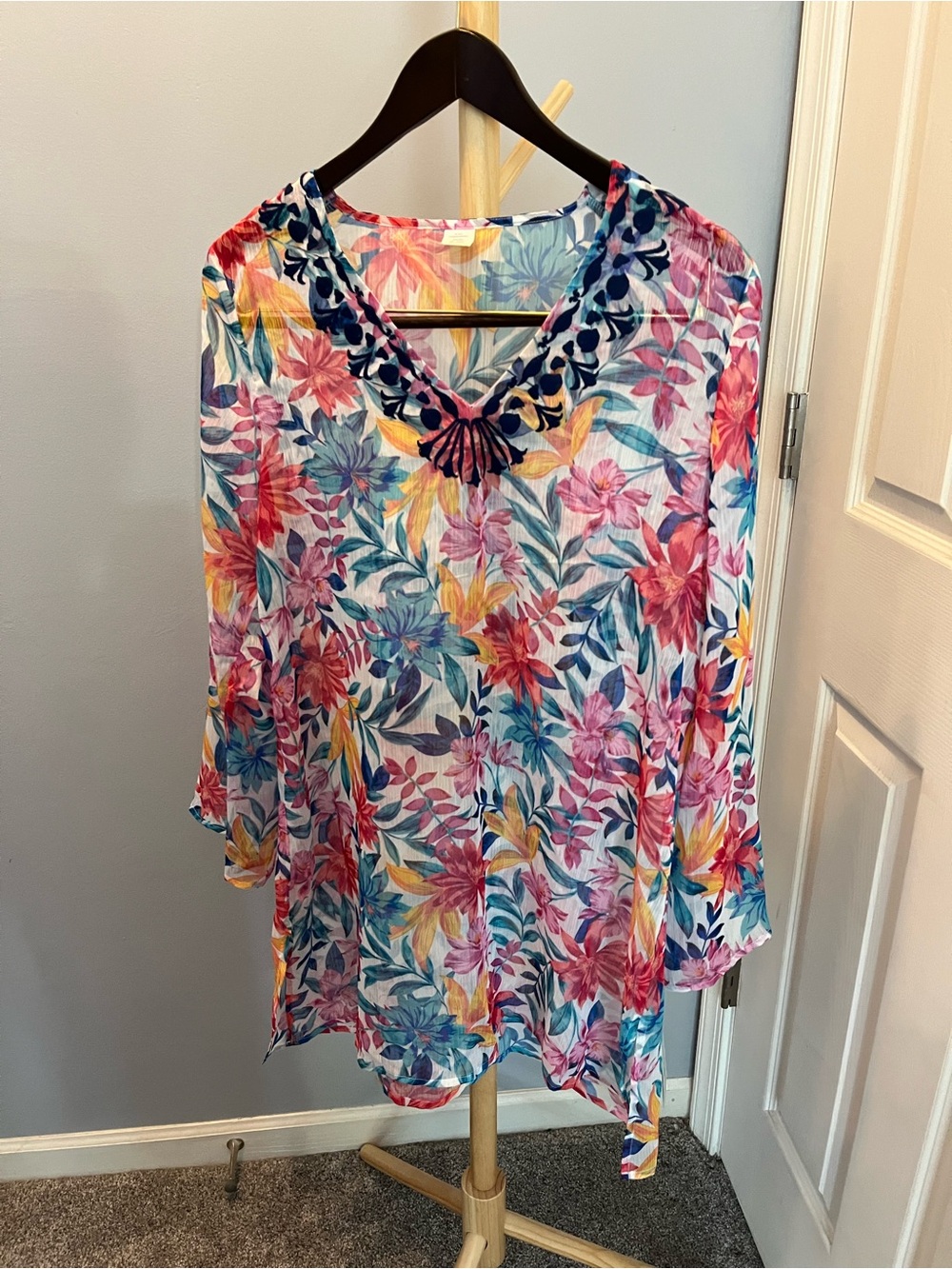 Shape Solver Floral Embroidered V-Neck swimsuit bathing suit cover up Size M NWT